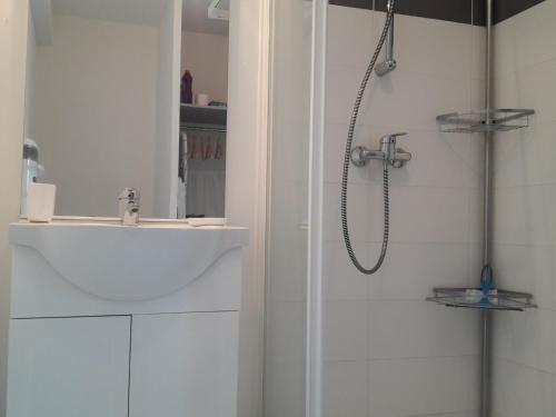 une salle de bain blanche avec une douche et un lavabo dans l'établissement Proche plage avec parking et balcon à Fort-Mahon-Plage - FR-1-482-58, à Fort-Mahon-Plage