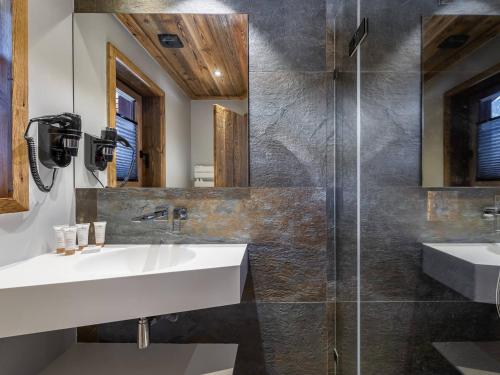une salle de bain avec deux lavabos et une douche dans l'établissement Chalet à Courchevel Le Praz : Piscine, Ski Room, Billard, 6 Adultes + 2 Enfants, Proche Pistes - FR-1-568-14, à Courchevel