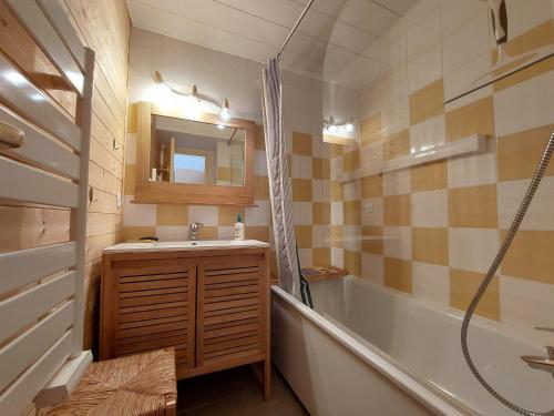 Kúpeľňa v ubytovaní Studio moderne au centre station avec balcon, idéal couple, proche commerces et pistes - FR-1-516-194