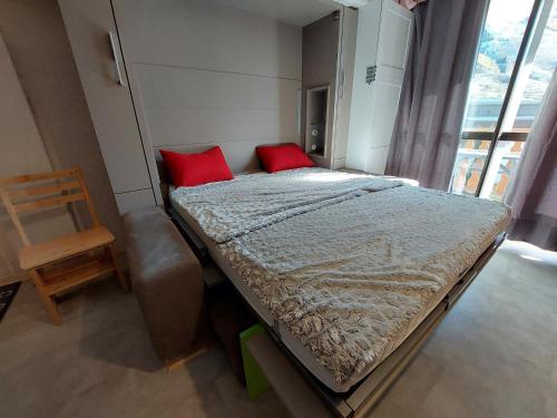 Posteľ alebo postele v izbe v ubytovaní Studio moderne au centre station avec balcon, idéal couple, proche commerces et pistes - FR-1-516-194
