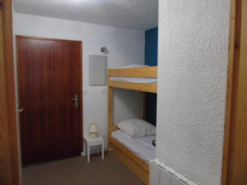 Posteľ alebo postele v izbe v ubytovaní Studio rénové à Valfréjus, 4 pers, proche des pistes, balcon sud, cuisine équipée, draps inclus - FR-1-561-100