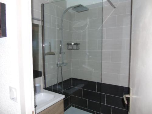 ein Bad mit einer Dusche, einer Badewanne und einem Waschbecken in der Unterkunft Studio Modane, 1 pièce, 4 personnes - FR-1-561-100 in Modane
