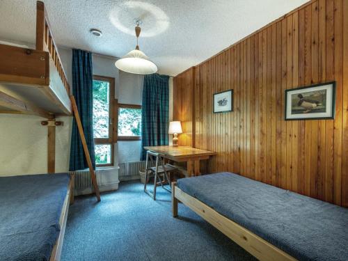 a bedroom with a bunk bed and a desk at Appartement Val-d'Isère, 2 pièces, 6 personnes - FR-1-694-256 in Val-d'Isère