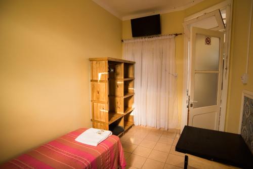 a small room with a bed and a window at Hosteria San Martin in San Salvador de Jujuy