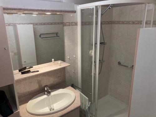 Kúpeľňa v ubytovaní Bel appartement au Lavandou avec terrasse et vue mer - FR-1-308-167