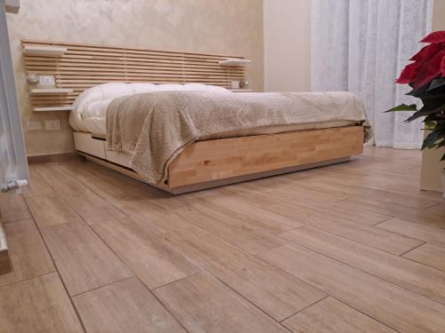 1 dormitorio con 1 cama y suelo de madera en La Fenice, en Agropoli