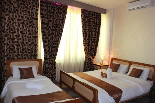 Postel nebo postele na pokoji v ubytování Arab Tower Hotel