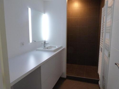 Ένα μπάνιο στο Appartement 6 pers avec balcon, piscine et accès direct plage à La Tranche-sur-Mer - FR-1-194-195