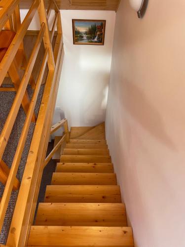 una scala in una casa con pavimenti in legno di U Pająka 