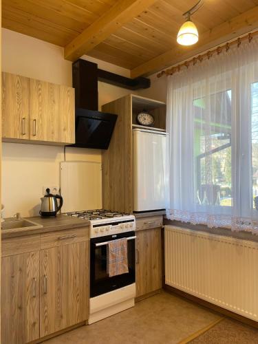 una cucina con piano cottura forno superiore accanto a una finestra di U Pająka 