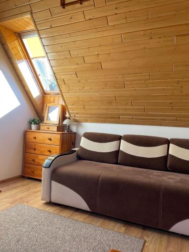 un soggiorno con divano e soffitto in legno di U Pająka 