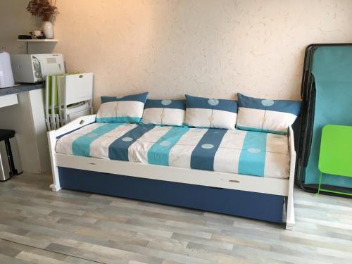 Postel nebo postele na pokoji v ubytování Fort-Mahon-Plage: Studio balcon, équipements complets, parking privé - FR-1-482-12