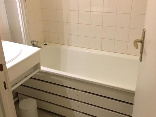 Koupelna v ubytování Fort-Mahon-Plage: Studio balcon, équipements complets, parking privé - FR-1-482-12