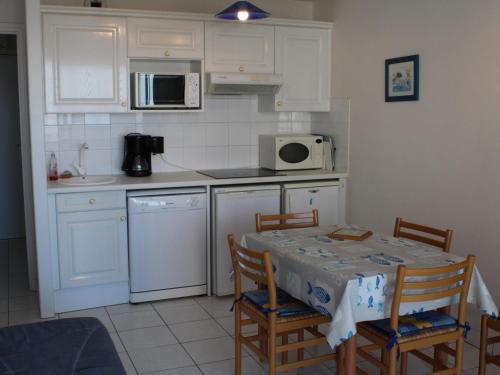 Dapur atau dapur kecil di Appartement T2 face mer avec balcon et animaux admis - FR-1-482-16