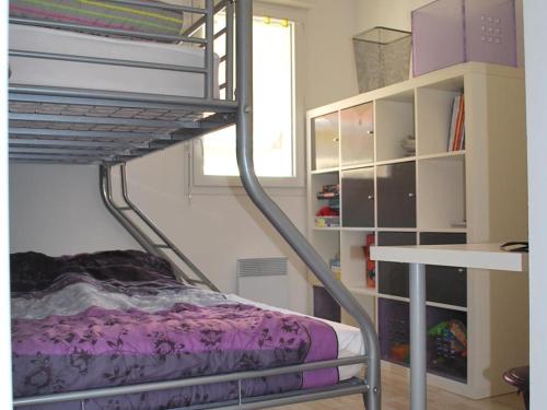 ein Schlafzimmer mit einem Etagenbett mit lila Laken in der Unterkunft Charmante maisonnette à Fort-Mahon-Plage, près de la Baie d'Authie, 2 chambres, jardin, parking inclus - FR-1-482-38 in Fort-Mahon-Plage