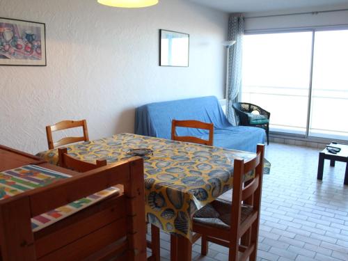 une pièce avec une table et un lit et une table et des chaises dans l'établissement Appartement 2 chambres, balcon, animaux admis, WIFI - FR-1-482-4, à Fort-Mahon-Plage