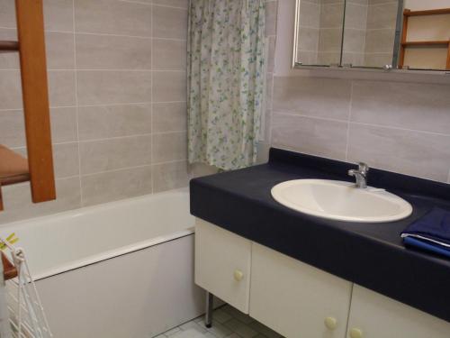 Koupelna v ubytování Appartement 2 chambres, balcon, animaux admis, WIFI - FR-1-482-4