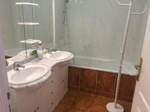 łazienka z 2 umywalkami i prysznicem w obiekcie Appartement Fort-Mahon-Plage, 3 pièces, 4 personnes - FR-1-482-5 w mieście Fort-Mahon-Plage