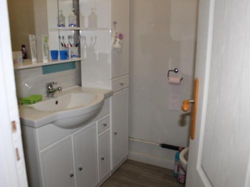 a white bathroom with a sink and a shower at Appartement Fort-Mahon-Plage, 3 pièces, 6 personnes - FR-1-482-18 in Fort-Mahon-Plage