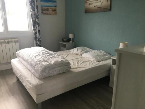 an unmade bed in a small room with a window at Appartement Fort-Mahon-Plage, 3 pièces, 6 personnes - FR-1-482-18 in Fort-Mahon-Plage