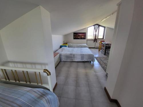 una camera con due letti in una stanza con corridoio di Villa Ghiaia locazione turistica a Castel d'Azzano