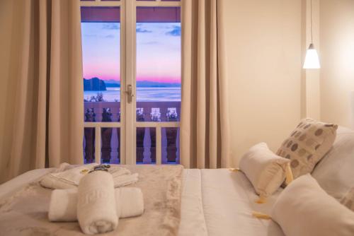 um quarto com uma cama e uma janela com vista em Marathia Cottages Zakynthos Greece em Marathias