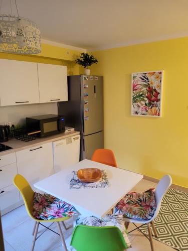 een keuken met een tafel en een kom erop bij Apartament Charzykowy ''Biała Flaga'' in Charzykowy