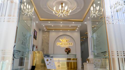 um corredor de loja com uma placa que lê Motel Paradise em Paradise Hotel & Homestay access alley 100m em Phu Yen