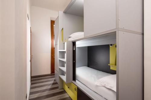 ローマにあるフリー ホステルズ ローマの小さなお部屋で、二段ベッドが備わります。