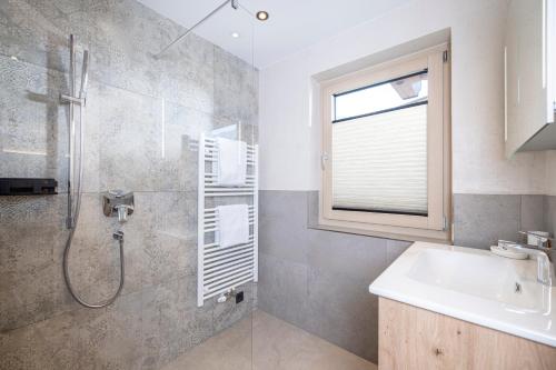 Bilik mandi di Apartments Dorfbäck