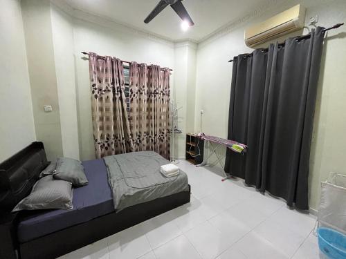 Cendana Residence Homestay 8 Kuala Terengganu 4 Bedroom tesisinde bir odada yatak veya yataklar