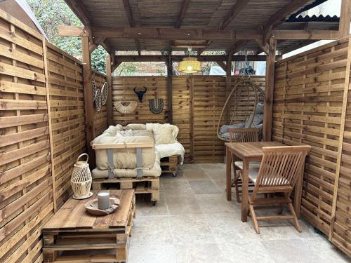 アヴィニョンにあるMy Pad Provenceの木製の部屋(ベッド1台、テーブル、椅子付)
