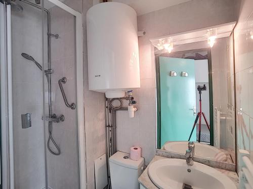 une salle de bain avec une douche, un lavabo et des toilettes dans l'établissement Studio rénové avec balcon, animaux acceptés, wifi, à 650m des Thermes - FR-1-451-92, à Lamalou-les-Bains