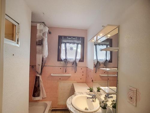 une salle de bain avec un lavabo, des toilettes et une baignoire dans l'établissement Appartement Lamalou 1er étage, animaux admis, proche centre et thermes - FR-1-451-100, à Lamalou-les-Bains