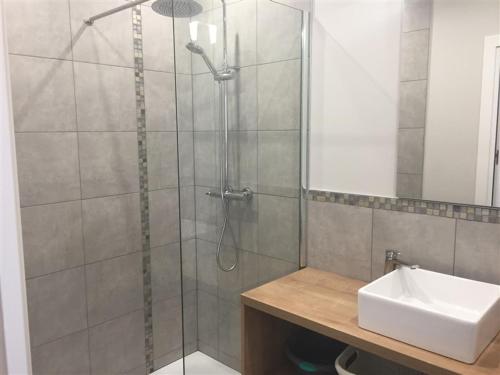 La salle de bains est pourvue d'une douche et d'un lavabo. dans l'établissement Appartement Mont-Dore, 3 pièces, 6 personnes - FR-1-415-69, à Le Mont-Dore