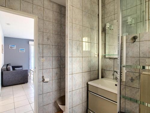 uma casa de banho com um chuveiro, um WC e um lavatório. em Maison Crozon, 3 pièces, 4 personnes - FR-1-370-42 em Crozon