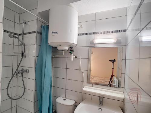 La salle de bains est pourvue de toilettes, d'un miroir et d'une douche. dans l'établissement Studio Lamalou-les-Bains, 1 pièce, 2 personnes - FR-1-451-96, à Lamalou-les-Bains