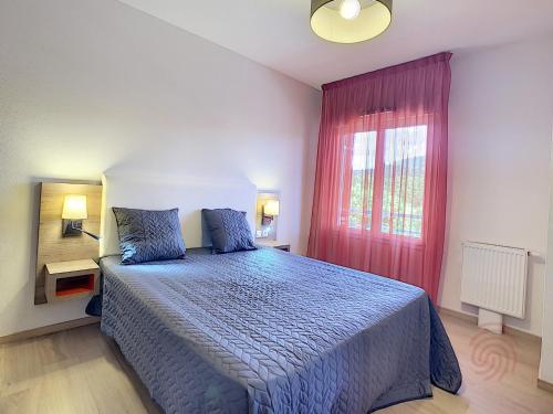 - une chambre avec un lit et une fenêtre rouge dans l'établissement Appartement F2 climatisé avec parking, Wi-Fi, animaux acceptés, proche centre et Thermes - FR-1-451-113, à Lamalou-les-Bains