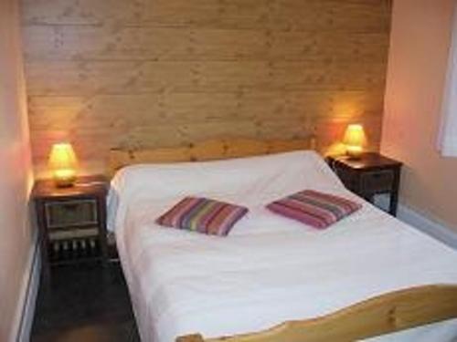 ル・モンドールにあるAppartement Mont-Dore, 3 pièces, 4 personnes - FR-1-415-61のベッドルーム1室(白いベッド1台、ナイトスタンド2台付)