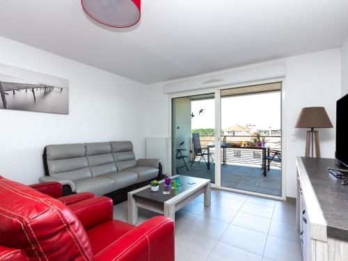un salon avec un canapé et une table dans l'établissement Superbe appartement neuf à deux pas de la plage avec balcon et parking privé à Capbreton - FR-1-239-387, à Capbreton