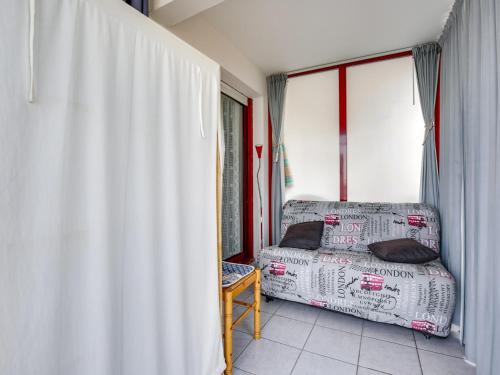 sala de estar con sofá y mesa en Appartement Arcachon, 2 pièces, 4 personnes - FR-1-474-19, en Arcachon