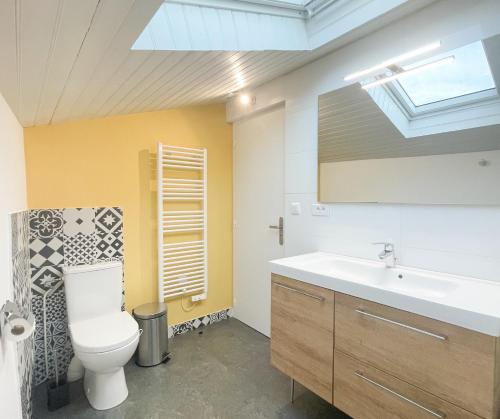 a bathroom with a toilet and a sink at Maison le Bouscat à 10 min du centre ville de Bordeaux in Le Bouscat