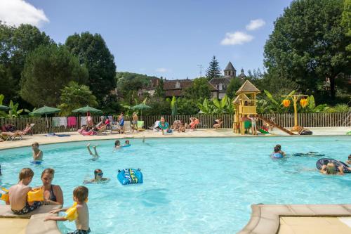 un grupo de niños jugando en una piscina en Huttopia Beaulieu sur Dordogne, en Beaulieu-sur-Dordogne