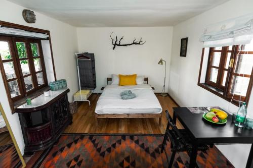1 dormitorio con cama, mesa y escritorio en Los Conejos, en Santa Cruz de Tenerife
