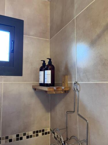 un bagno con due bottiglie di sapone su una mensola di Cabañas Samarana a Carpintería