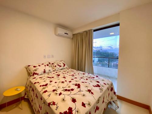 a bedroom with a bed and a window at Residencial SAN MARINO BEIRA MAR in Ilhéus