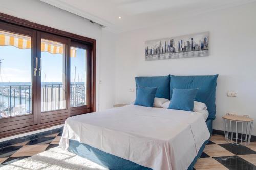 una camera da letto con un letto grande e una grande finestra di 218 Puerto Banus Marbella Front Line 270 meters a Marbella