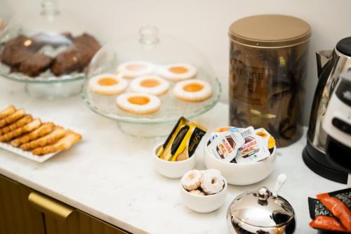 een toonbank met daarop schalen vol eieren en gebak bij MAISON ANGELINA in Napels