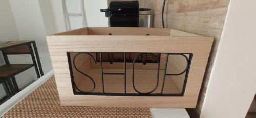 eine Holzkiste mit einem Metallgitter darauf in der Unterkunft Seaside Sartoria in Bari