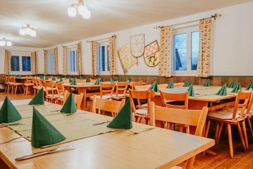 un comedor con mesas y sillas con papel verde. en Gasthaus Hirsch, en Wangen im Allgäu